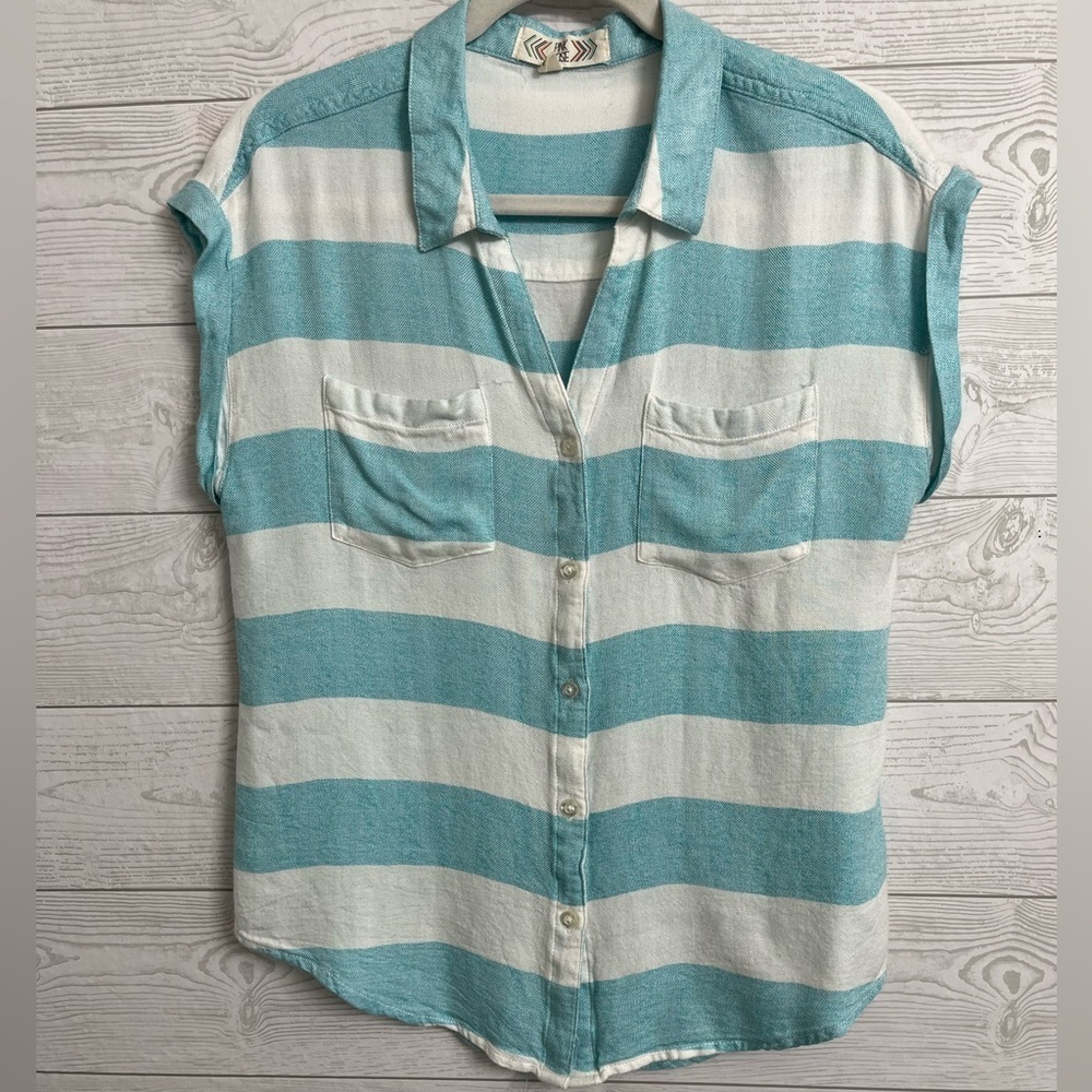 Pink Rose Women’s Blue & White Striped Short Sleeve Button Down Shirt. Size L